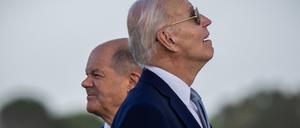 US-Präsident Joe Biden (r) beobachtet neben Bundeskanzler Olaf Scholz (SPD), Fallschirmspringer beim Gipfeltreffen der G7-Staaten.