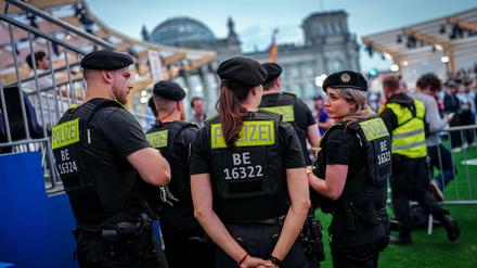 Mit vielen Beamten präsent auf der Fanmeile: die Berliner Polizei.