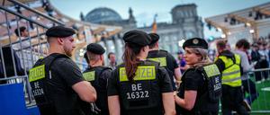 Mit vielen Beamten präsent auf der Fanmeile: die Berliner Polizei.