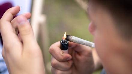 14.06.2024, Berlin: Ein junger Mann raucht auf der Hanfmesse «Mary Jane» einen Joint. Die Fachmesse der Cannabis-Wirtschaft findet vom 14. Juni bis 16 Juni 2024 in der Messe Berlin statt. Foto: Monika Skolimowska/dpa +++ dpa-Bildfunk +++