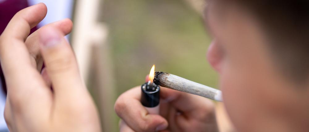 14.06.2024, Berlin: Ein junger Mann raucht auf der Hanfmesse «Mary Jane» einen Joint. Die Fachmesse der Cannabis-Wirtschaft findet vom 14. Juni bis 16 Juni 2024 in der Messe Berlin statt. Foto: Monika Skolimowska/dpa +++ dpa-Bildfunk +++