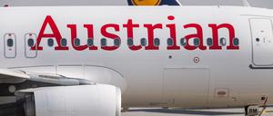 Eine Passagiermaschine der Fluggesellschaft Austrian Airlines rollt auf dem Flughafengelände zur Startbahn.