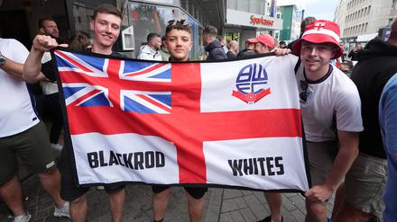 Sie sind die Härte: Ein paar englische Fans hatten sich schon am Samstag nach Gelsenkirchen verirrt.