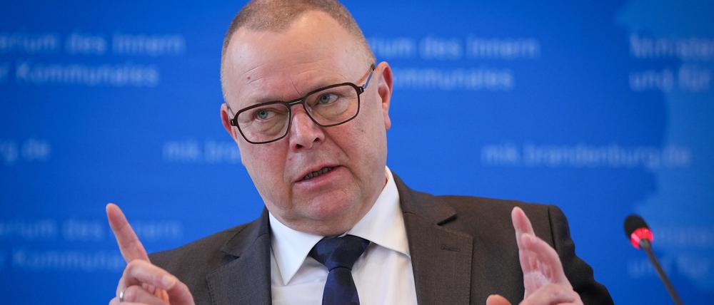 Michael Stübgen (CDU), Brandenburger Minister des Innern und für Kommunales, spricht während einer Pressekonferenz.