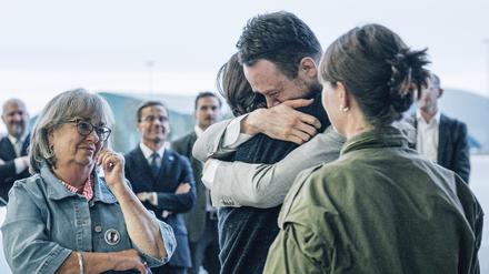 Auf diesem Bild trifft Johan Floderus am Flughafen Arlanda in Stockholm, Schweden, wieder mit seiner Familie zusammen, nachdem er aus dem Gefängnis im Iran entlassen wurde. 