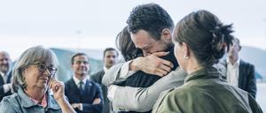 Auf diesem Bild trifft Johan Floderus am Flughafen Arlanda in Stockholm, Schweden, wieder mit seiner Familie zusammen, nachdem er aus dem Gefängnis im Iran entlassen wurde. 