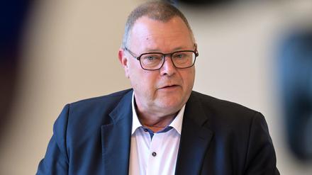 Michael Stübgen (CDU), Innenminister von Brandenburg, spricht bei einer Pressekonferenz zur Bilanz der rot-schwarz-grünen Koalition in der Brandenburger Staatskanzlei.