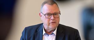 Michael Stübgen (CDU), Innenminister von Brandenburg, spricht bei einer Pressekonferenz zur Bilanz der rot-schwarz-grünen Koalition in der Brandenburger Staatskanzlei.