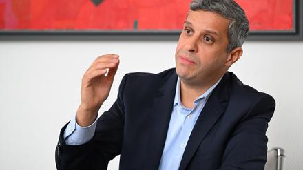 Raed Saleh, Mitglied des Abgeordnetenhauses und Fraktionsvorsitzender der SPD, während eines Interviews.