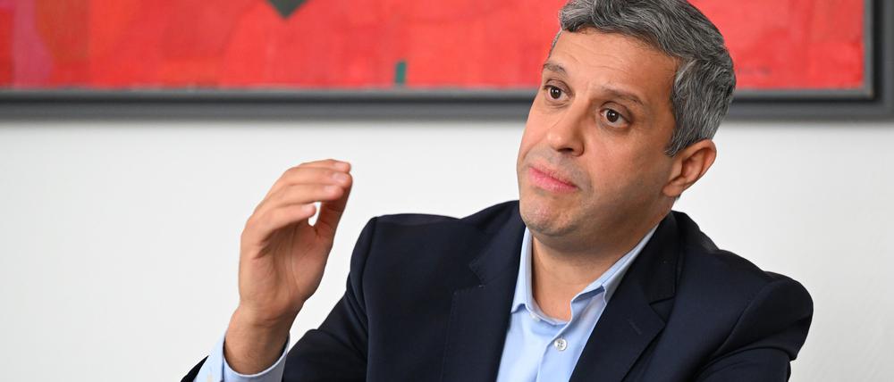 Raed Saleh, Mitglied des Abgeordnetenhauses und Fraktionsvorsitzender der SPD, während eines Interviews.
