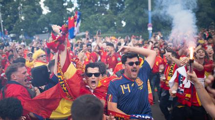 Spanische Fans feiern von Spielbeginn vor dem Stadion.
