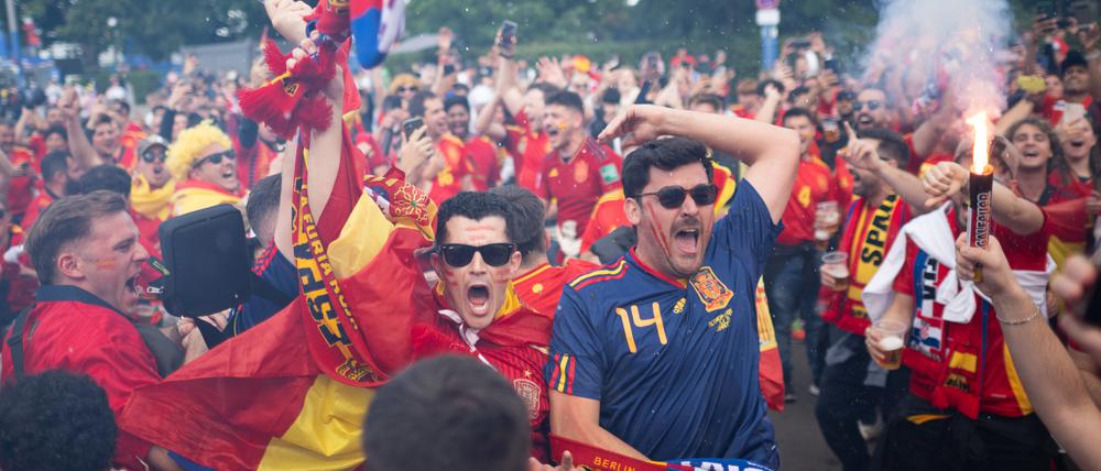 Spanische Fans feiern von Spielbeginn vor dem Stadion.