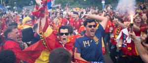 Spanische Fans feiern von Spielbeginn vor dem Stadion.