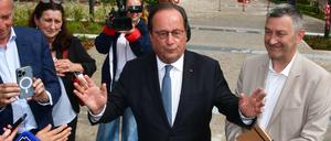 Der ehemalige französische Staatspräsident und Mitglied der Sozialistischen Partei Frankreichs (PS) Francois Hollande (Mitte L) neben Philippe Brugere.