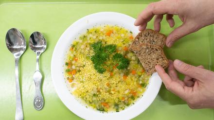 Ein Teller Hirsesuppe steht auf einem Tisch in einer Schulmensa (Symbolbild).