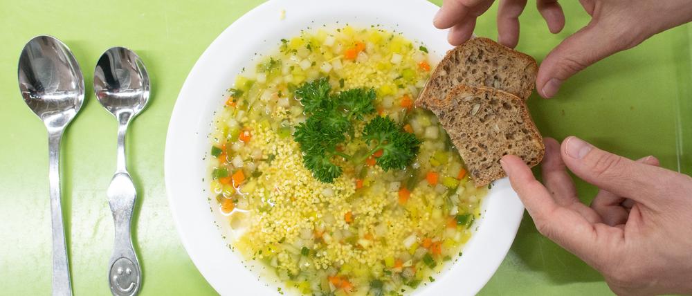 Ein Teller Hirsesuppe steht auf einem Tisch in einer Schulmensa (Symbolbild).