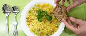 Ein Teller Hirsesuppe steht auf einem Tisch in einer Schulmensa (Symbolbild).
