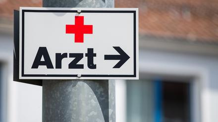 ARCHIV - 03.06.2020, Baden-Württemberg, Stuttgart: Ein Schild mit der Aufschrift «Arzt» hängt an einer Straßenlaterne. (zu dpa: «Parlament beschließt Landarztquote in Thüringen») Foto: Tom Weller/dpa +++ dpa-Bildfunk +++