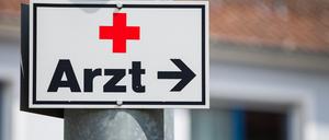 ARCHIV - 03.06.2020, Baden-Württemberg, Stuttgart: Ein Schild mit der Aufschrift «Arzt» hängt an einer Straßenlaterne. (zu dpa: «Parlament beschließt Landarztquote in Thüringen») Foto: Tom Weller/dpa +++ dpa-Bildfunk +++