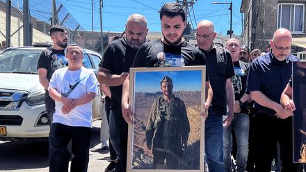 Freunde und Familienangehörige trauern um den israelischen Soldaten Hauptmann Wassem Mahmoud, inmitten des anhaltenden Konflikts zwischen Israel und der Hamas im Gazastreifen getötet wurde.