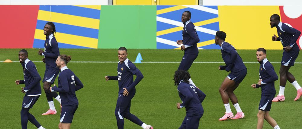 Französische Spieler laufen während einer Trainingseinheit. 
