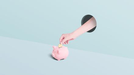 Geld ins Sparschwein legen, kann mitunter schwer sein.