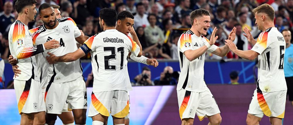 Das DFB-Team beim Feiern im Spiel gegemn Schottland.
