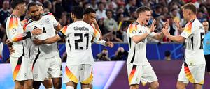 Das DFB-Team beim Feiern im Spiel gegemn Schottland.
