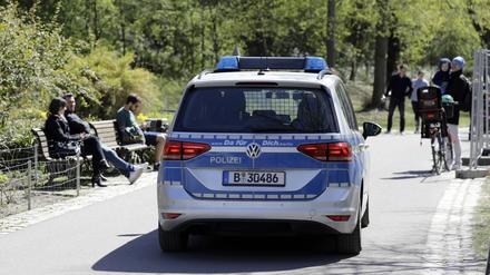  Eine Polizeistreife im Volkspark Friedrichshain. (Symbolbild)