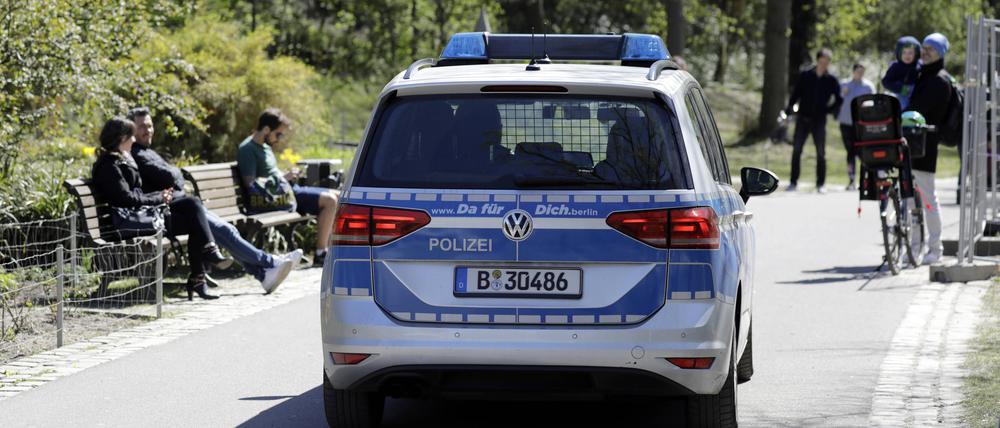  Eine Polizeistreife im Volkspark Friedrichshain. (Symbolbild)