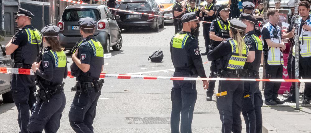 Die Polizei hat nahe der Reeperbahn in Hamburg-St. Pauli einen mit einer Spitzhacke und einem Molotowcocktail bewaffneten Mann angeschossen.