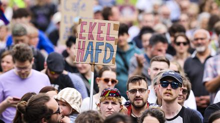 26.05.2024, Nordrhein-Westfalen, Essen: Teilnehmer der Kundgebung zeigen Schilder und Plakate auf einer Kundgebung und Demonstration unter dem Motto «Rechtsextremismus stoppen in Europa & vor Ort - Demokratie verteidigen». Das Bündnis «Zusammen gegen Rechts Essen» will nach Angaben mit der Demo vor der Europawahl Haltung beziehen auch zu dem geplanten AfD-Bundesparteitag in Essen (28. bis 30.06.). Laut Polizei sind 3000 Menschen angemeldet. 
