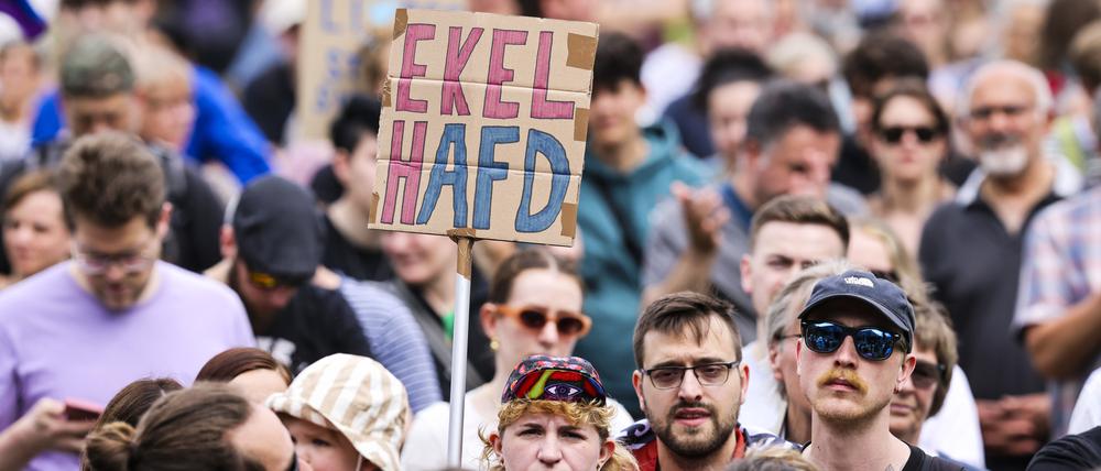 26.05.2024, Nordrhein-Westfalen, Essen: Teilnehmer der Kundgebung zeigen Schilder und Plakate auf einer Kundgebung und Demonstration unter dem Motto «Rechtsextremismus stoppen in Europa & vor Ort - Demokratie verteidigen». Das Bündnis «Zusammen gegen Rechts Essen» will nach Angaben mit der Demo vor der Europawahl Haltung beziehen auch zu dem geplanten AfD-Bundesparteitag in Essen (28. bis 30.06.). Laut Polizei sind 3000 Menschen angemeldet.