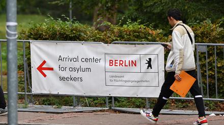 Migranten gehen im Oktober 2023 zum Ankunftszentrum für Asylbewerber im Berliner Bezirk Reinickendorf.