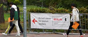 Migranten gehen im Oktober 2023 zum Ankunftszentrum für Asylbewerber im Berliner Bezirk Reinickendorf.