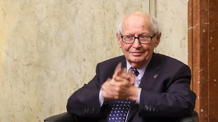 Serge Klarsfeld spricht im Oktober 2022 im Roten Rathaus bei der Eröffnung der Ausstellung über das Leben und den antifaschistischen Kampf des Ehepaars Klarsfeld.