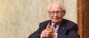 Serge Klarsfeld spricht im Oktober 2022 im Roten Rathaus bei der Eröffnung der Ausstellung über das Leben und den antifaschistischen Kampf des Ehepaars Klarsfeld.