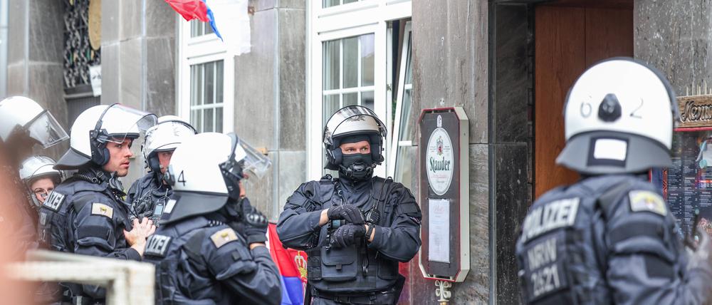 Die Polizei hat das Restaurant abgesperrt, in dem es zu Ausschreitungen gekommen ist.
