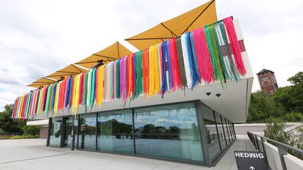 Die Fassade des Museums Minsk hat im Rahmen der aktuellen Ausstellung zur Textilkunst ein buntes Wollkleid bekommen.