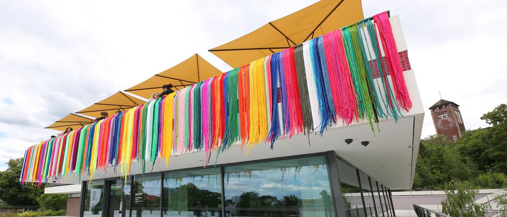 Die Fassade des Museums Minsk hat im Rahmen der aktuellen Ausstellung zur Textilkunst ein buntes Wollkleid bekommen.