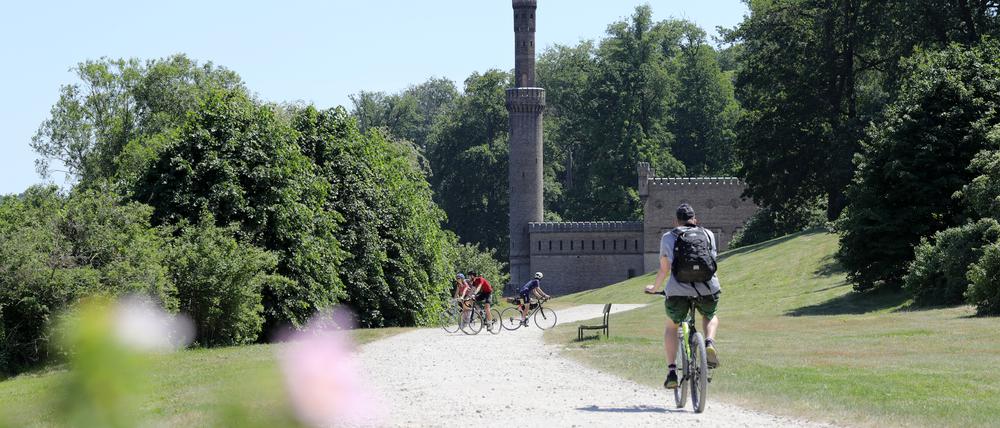 Fahrradfahren im Park Babelsberg: Das Rathaus will wissen, wie die Bürger über das   städtische Grün denken.