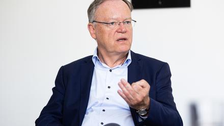 Stephan Weil (SPD), Ministerpräsident von Niedersachsen, sitzt in seinem Büro in der Staatskanzlei während eines Interviews der Deutschen Presse-Agentur. (Archivbild)