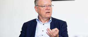 Stephan Weil (SPD), Ministerpräsident von Niedersachsen, sitzt in seinem Büro in der Staatskanzlei während eines Interviews der Deutschen Presse-Agentur. (Archivbild)