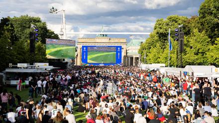 Fans verfolgen beim Public Viewing in der Fanzone vor dem Brandenburger Tor das Spiel.