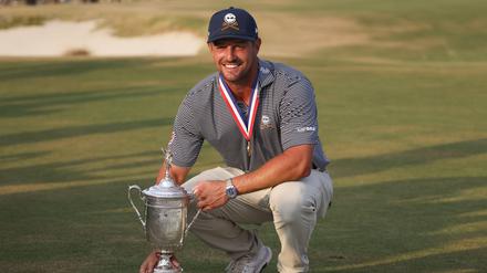 Bryson DeChambeau feiert seinen Triumph bei den US Open.