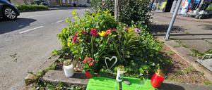 Blumen und Grablichter an der Unfallstelle in Nürtingen.
