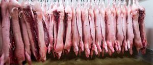 Schweinehälften hängen im Kühlraum eines Zerlegebetriebs. China hat eine Anti-Dumpinguntersuchung gegen Schweinefleisch aus der EU angekündigt. (zu dpa: «Nach Strafzöllen auf E-Autos: China ermittelt gegen EU-Schweinefleisch») Foto: Christian Charisius/dpa +++ dpa-Bildfunk +++
