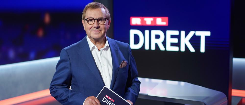 Der Moderator Jan Hofer steht im Studio der Nachrichtensendung „RTL Direkt“. 