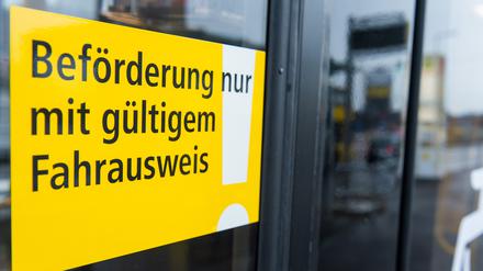 „Beförderung nur mit gültigem Fahrausweis“, steht an einer Straßenbahn der Berliner Verkehrsbetriebe. (Symbolbild)
