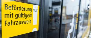 „Beförderung nur mit gültigem Fahrausweis“, steht an einer Straßenbahn der Berliner Verkehrsbetriebe. (Symbolbild)